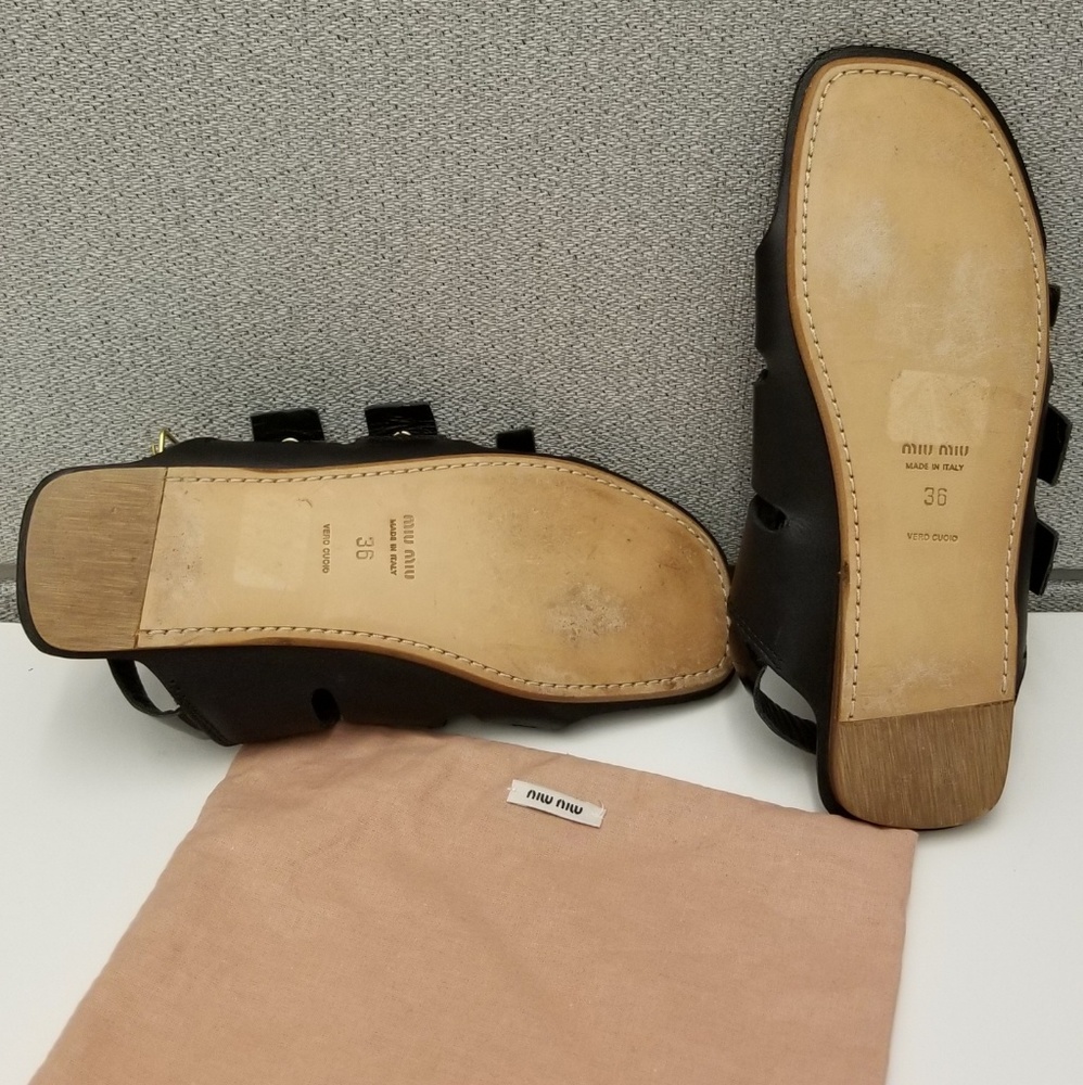 Miu Miu flat black leather & gold hardware sandcas - Picture 5 of 8